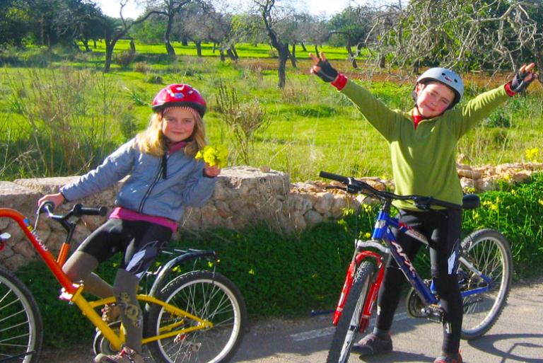 Kids cycling in Baix Empordà