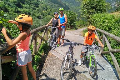 Family cycling in Asturias